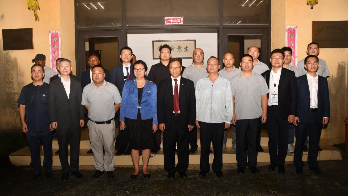 中國駐尼日利亞大使崔建春一行到 匯鴻國際（尼日利亞）家電公司參觀考察