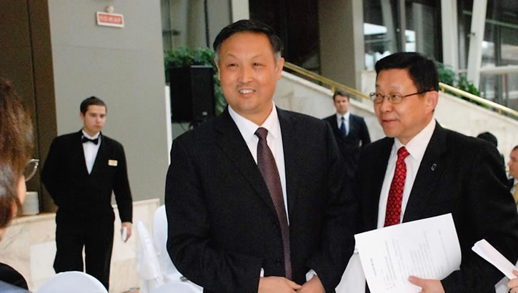 2008年10月，商務部陳德銘部長出席中俄經貿合作分委會第11次會議時與張鈺晶會長親切交談