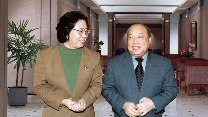 2001年2月，外經貿部石廣生部長與李慧芬會長親切交談