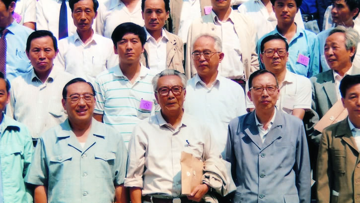 1989年8月，李嵐清副部長出席機電商會理事會。中為袁成隆會長，右為國家機電辦主任沈烈初