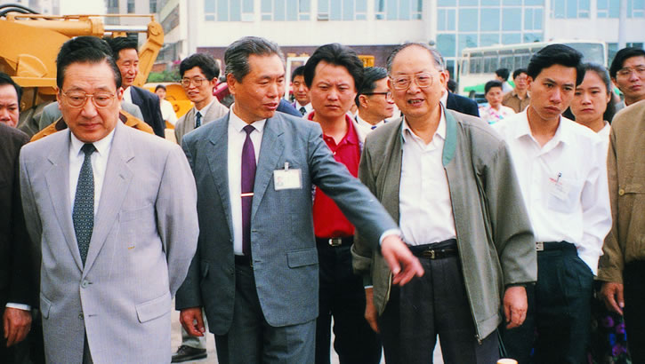 1993年4月，李嵐清副總理、周建南名譽會長視察機電商會主辦的中國機電儀商品交易會